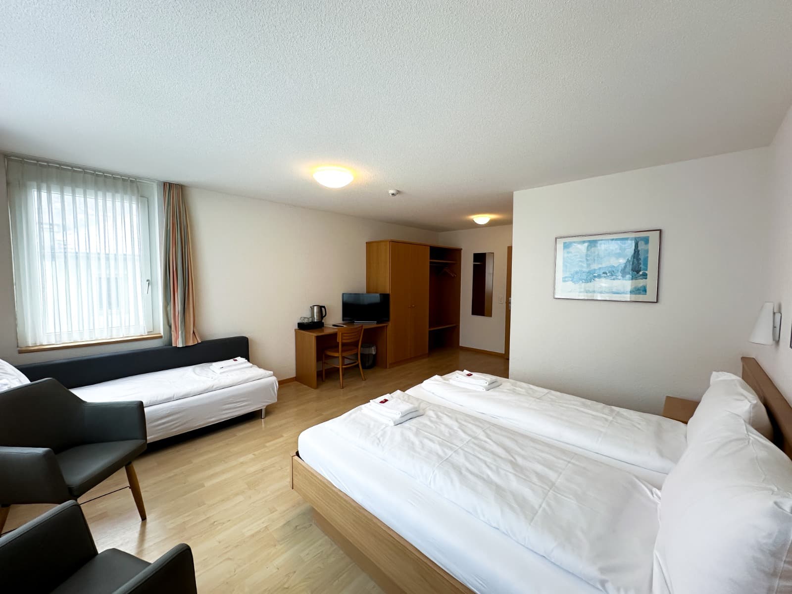 Related article image at Hotel Rebstock in Meiringen Wo übernachten in der Nähe von Interlaken für Tagesausflüge nach Grindelwald, zum Brienzersee und nach Hasliberg?