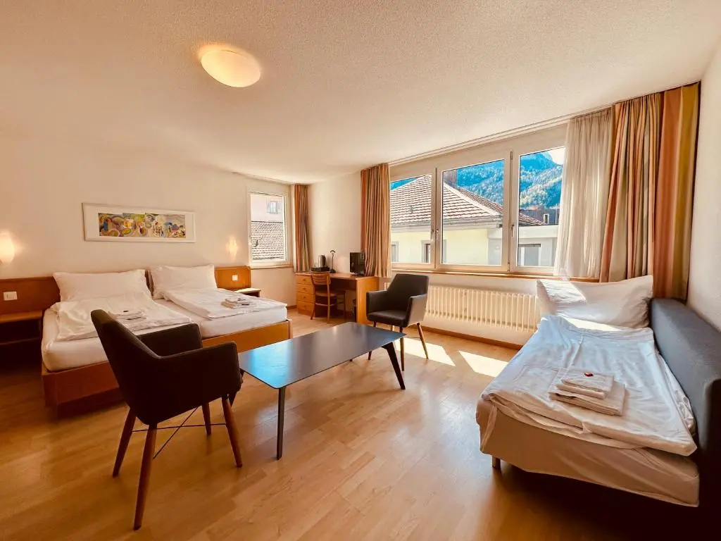 Vorbereitetes Gästezimmer im Hotel Rebstock Meiringen