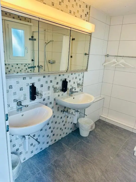 Camera Matrimoniale con Bagno Condiviso